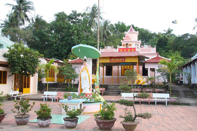 Bên ngoài chùa Sùng Hưng Tự Phú Quốc