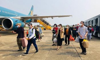 VÌ SAO GIÁ VÉ MÁY BAY TẾT NĂM NAY BẮT ĐẦU TĂNG CAO?