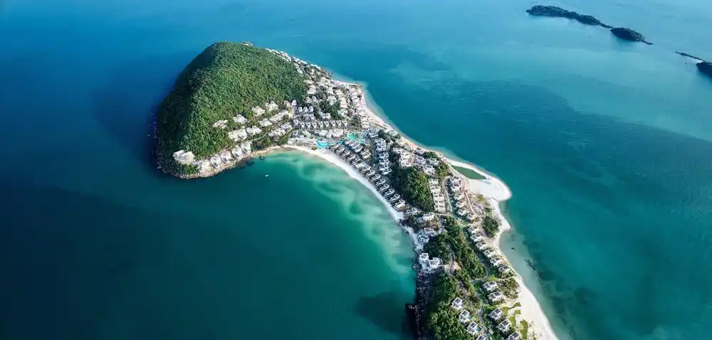Premier Village Resort nằm ở vị trí khá độc đáo - 2 mặt biển
